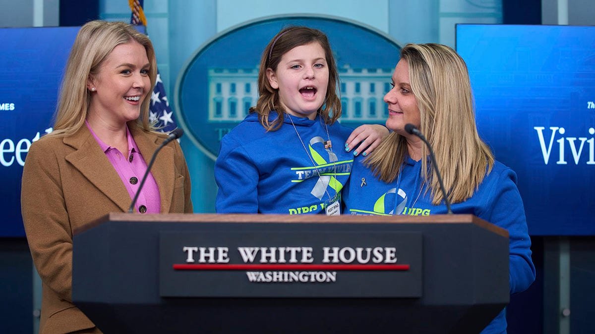 Levitte welcomes the girl who has a brain tumor in the White House surrounding room