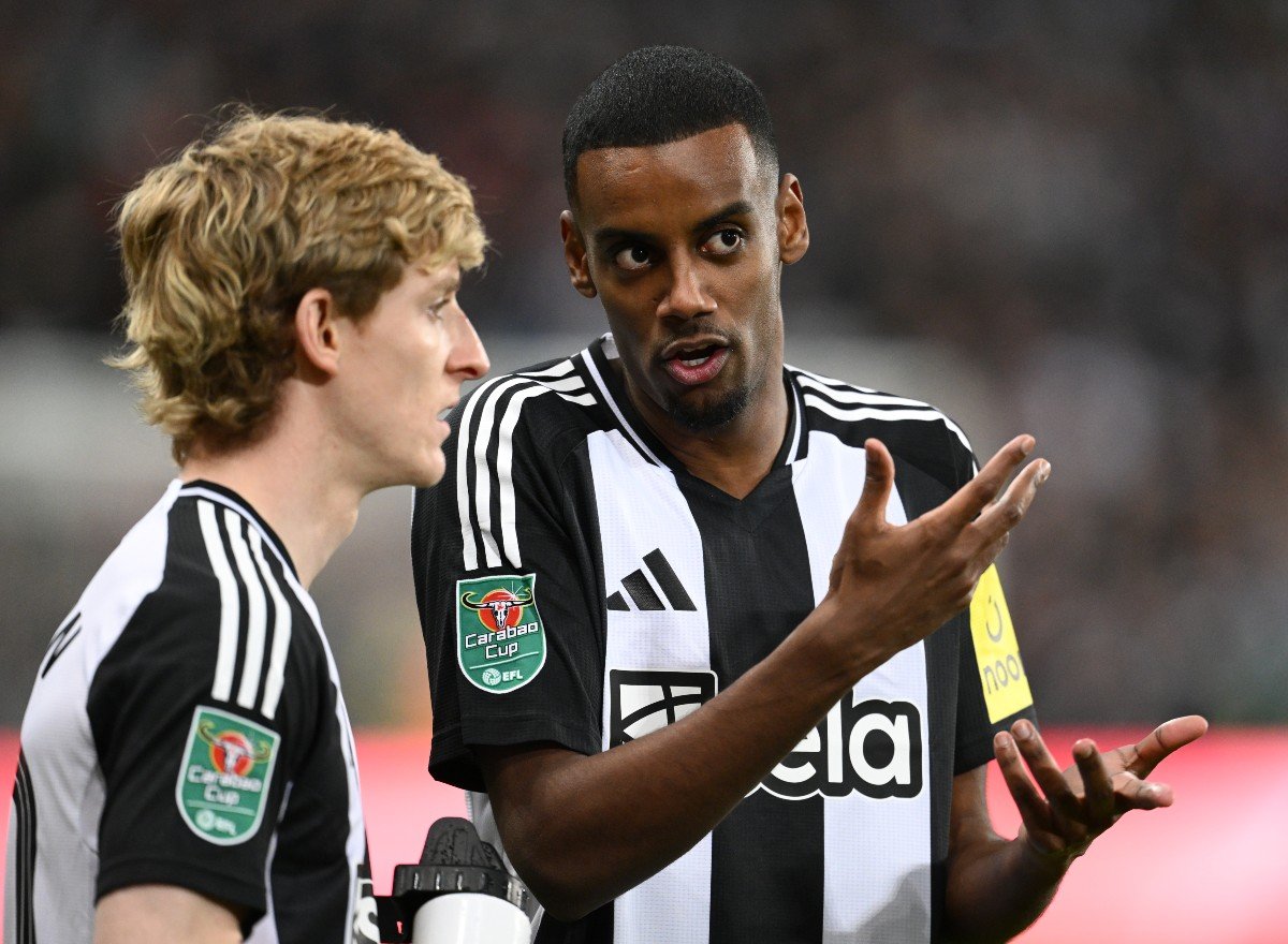 Anthony Gordon and Alexander Issak speak during Newcastle against Arsenal