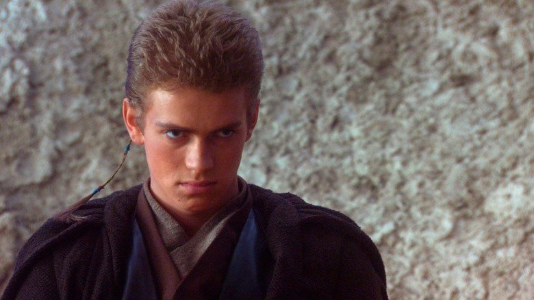 Hayden Kresensen in the role of Anakin Skywalker with a strict look at his face on Tatoine at Star Wars: Attack of the Clones