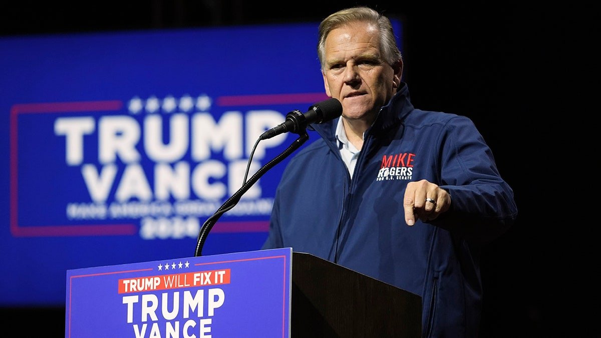 Mike Rogers speaks to the presidential candidate, Republican Republican Senator C.