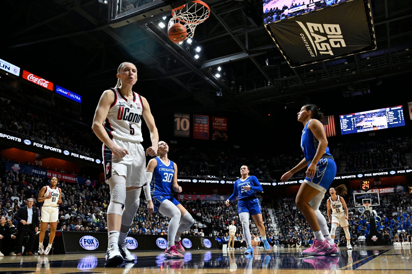 Uconn Paij BuECKERS (5) interacts after making a basket while stumbling during the second half of the NCAA university basketball match against Creighton in the Big East Conference, Monday 10 March 2025, at UNCASVILLE, Conn.