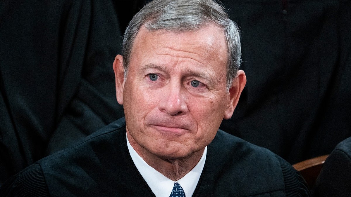 Judge John Roberts heads in the state of Al -Ittihad.
