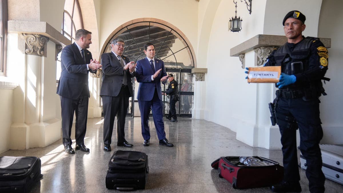 Rubio, with his counterparts in Guatemalan, watching a simulator statue
