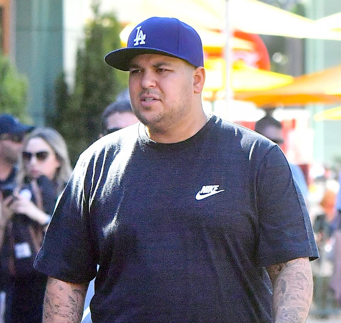 Rob Kardashian monitored snack capture in Witzal Bretzl in Disneyland