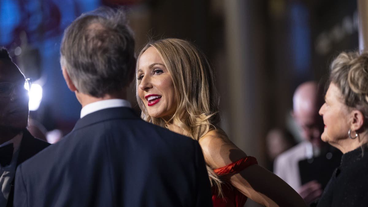 Nikki Glaser is participating in an interview after arriving at the twenty -fifth annual Mark Twain Award for the spirit of American humor that celebrates Konan Operation on Sunday.