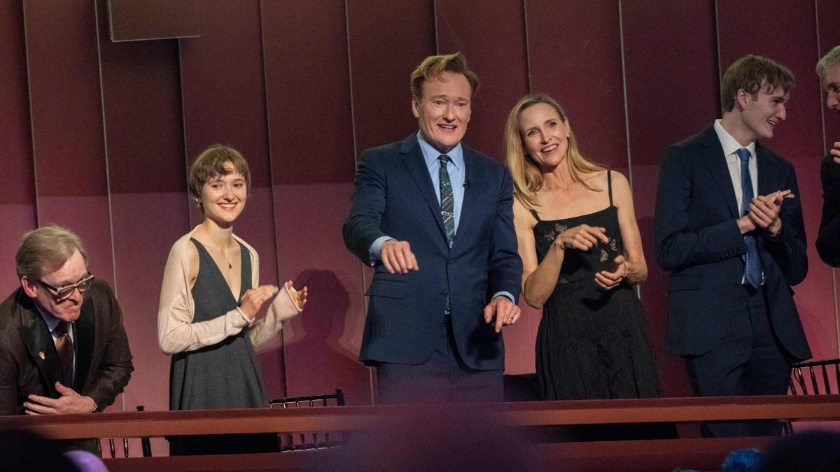 Comedian Conan Operation, the center, and his wife, Lisa Powell Operation, looks at the crowd at the beginning of the twenty -fifth annual Mark Twain Award for American Humor, which celebrates Konan Operation.