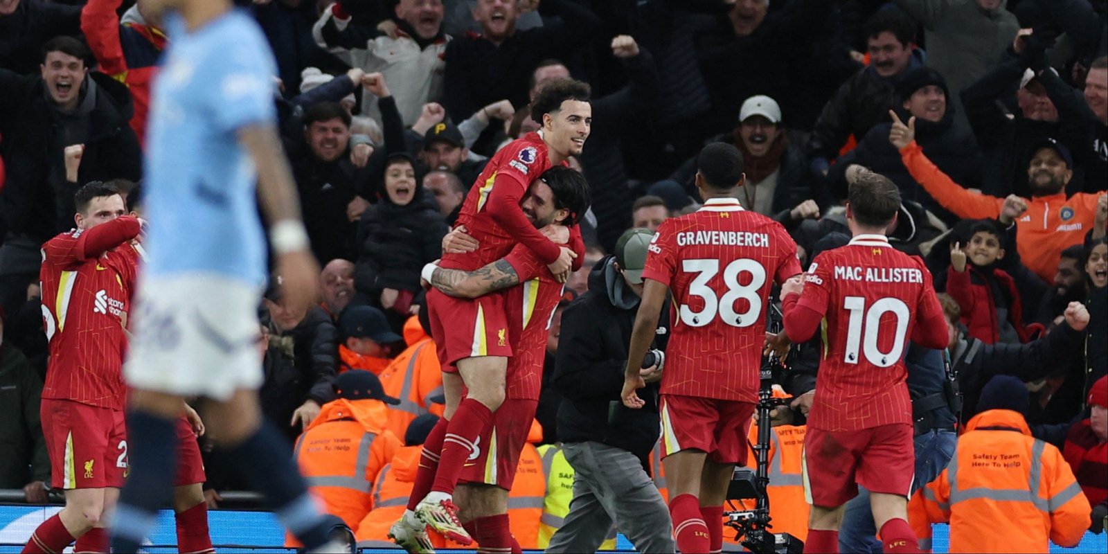 CURTIS-Jones-Zoboszlai-Liverpool