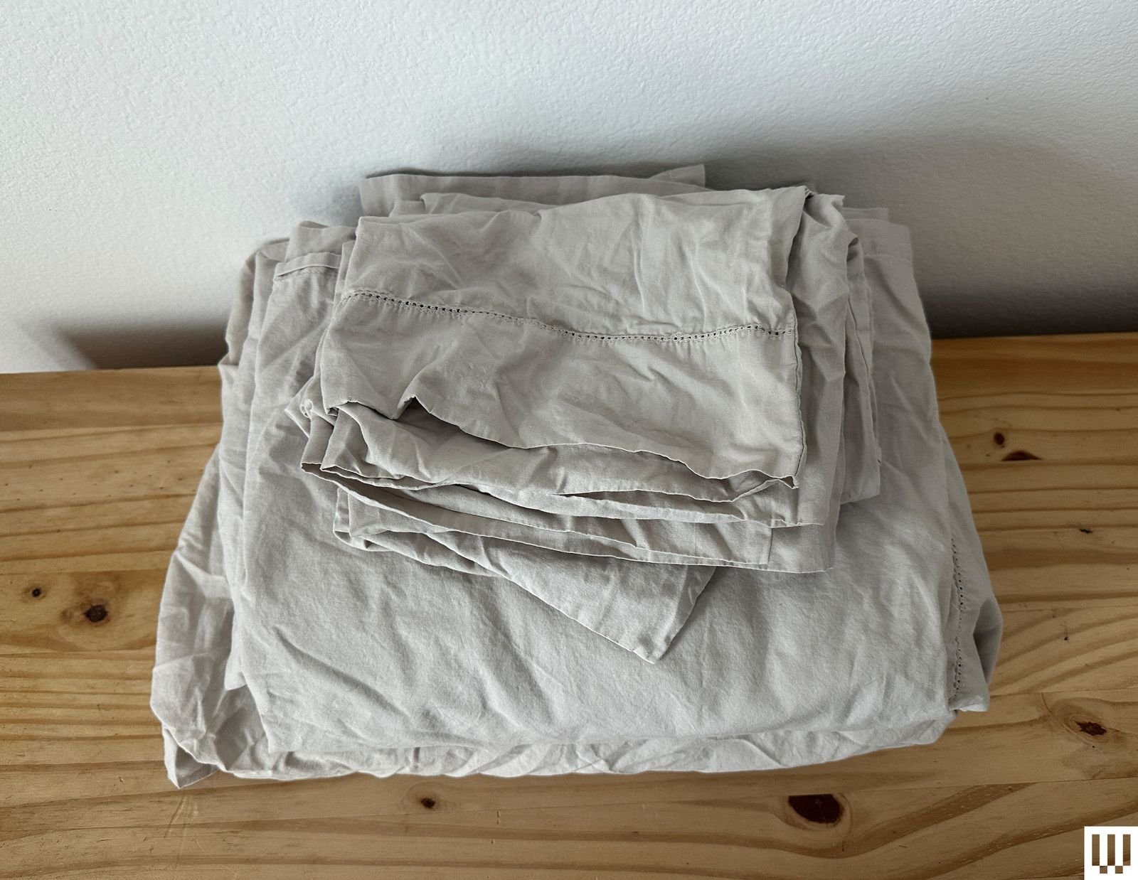 Persali Citizen Papers calm the white home decor white on the wood table