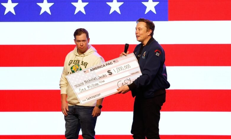 1743410937 Elon Musk hands out 1 million checks to 2 Wisconsin.jpg