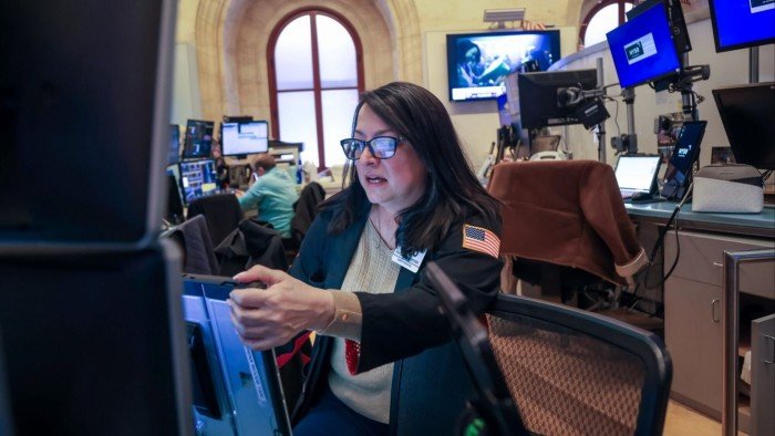 Investors pump 22bn into short term US debt to ride out.jpg