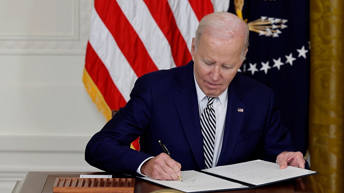 Biden signs the executive order