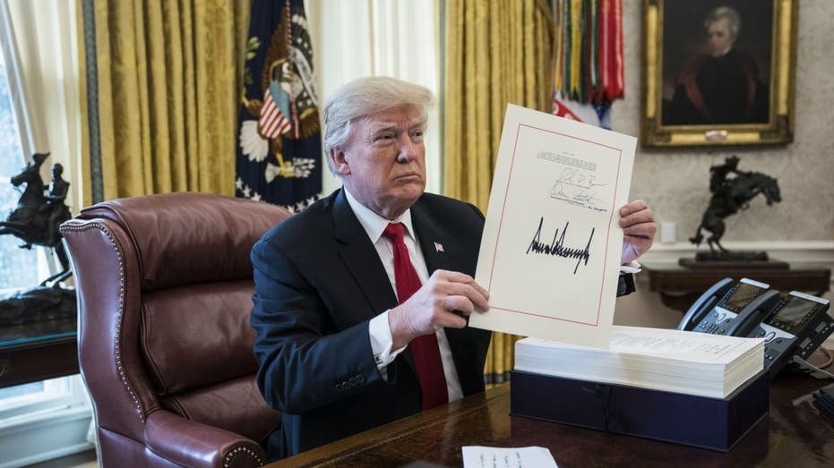 Donald Trump signs the tax reduction law