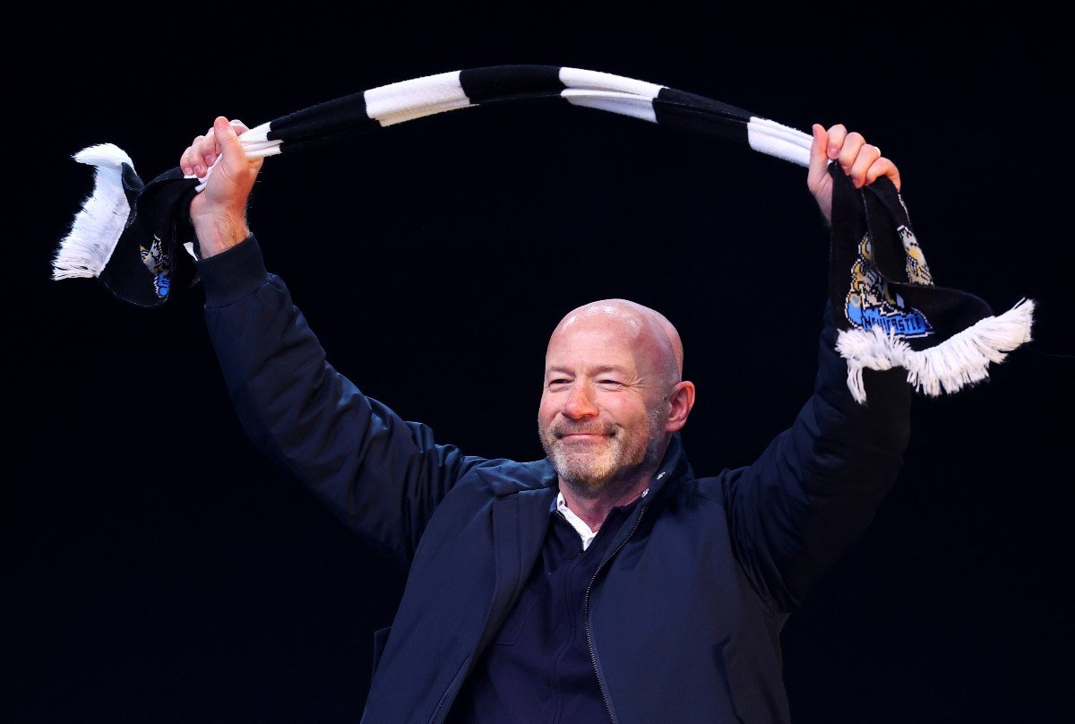 Alan Shearer celebrates the Carabau Newcastle Cup