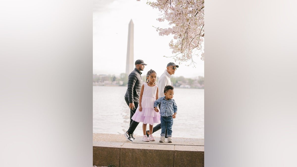 Obama walks behind children who think a picture