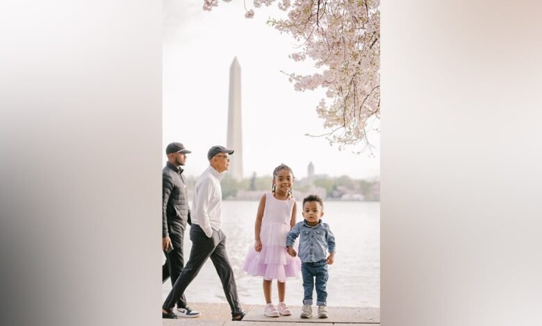 1743667393 Obama accidentally photobombs kids picture in DC.jpg