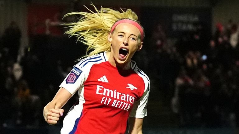 Chloe Kelly celebrates after recovering the goal