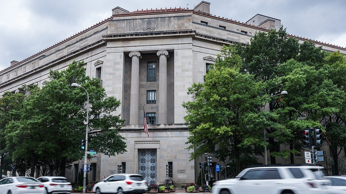 Show the external street of the Ministry of Justice building.