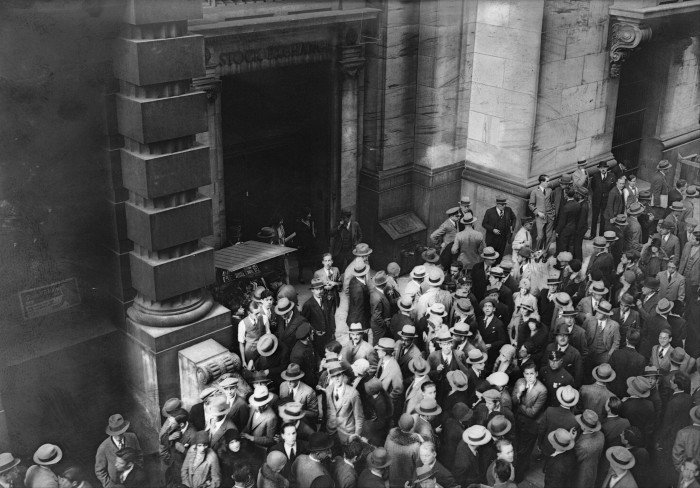 Hundreds of people gather outside the New York Stock Exchange in the twenties of the last century