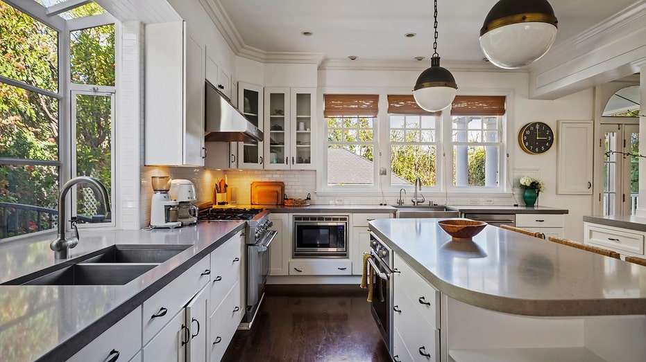 The kitchen features the center of the center in the center, as well as washbasin, two ovens, microwave and dishwasher.