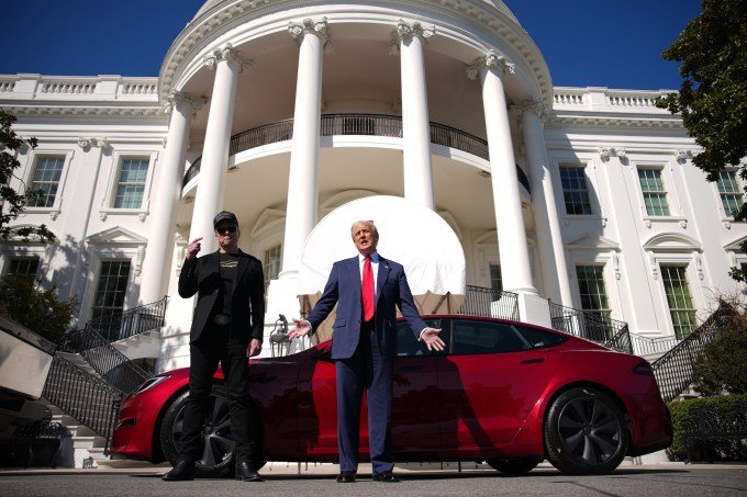 US President Donald Trump and chief chief consultant at the White House, Tesla and CEO of Spacex, Elon Musk, make notes next to Tesla in the Southern White House on March 11, 2025 in Washington, DC.