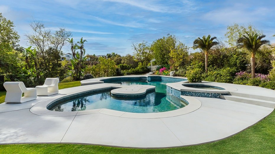 The backyard is also characterized by dedicated swimming swimming.