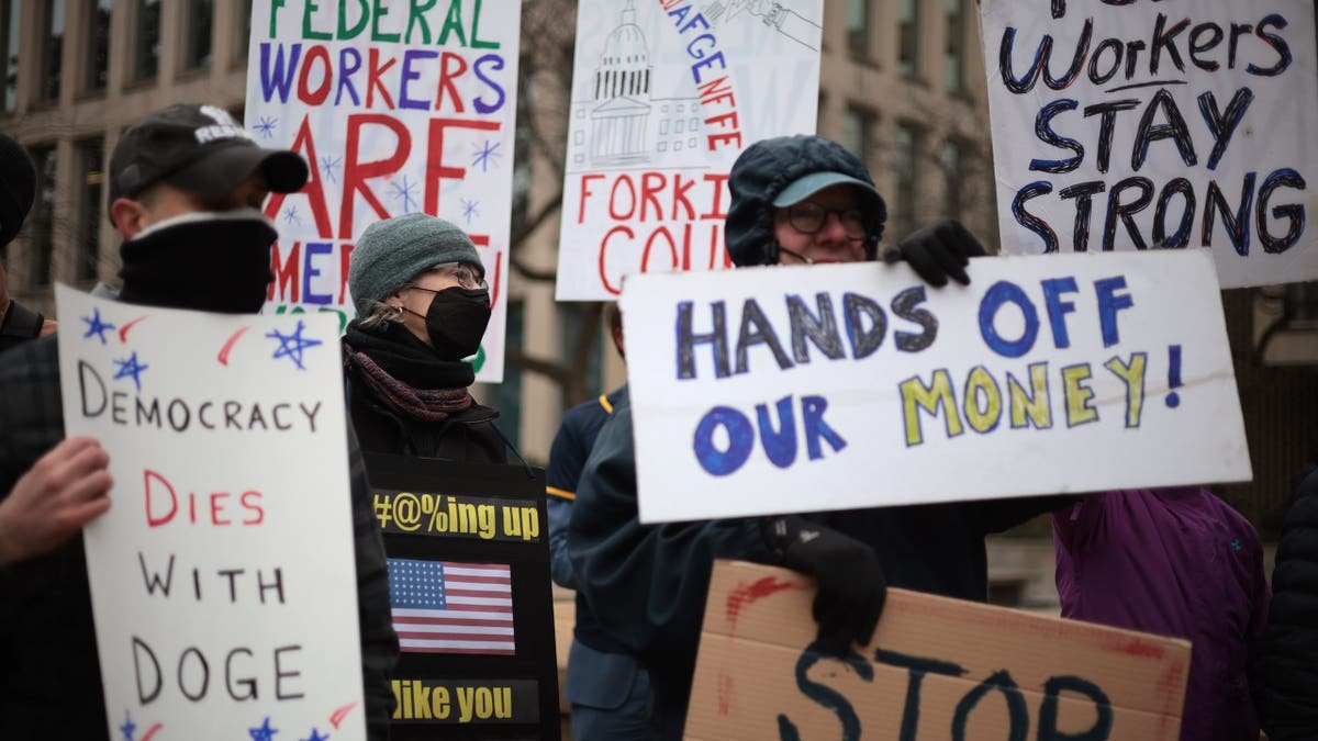 Federal workers' protest discounts