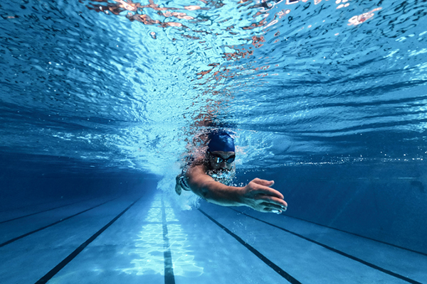 A man swimming in the pool Fitt principle