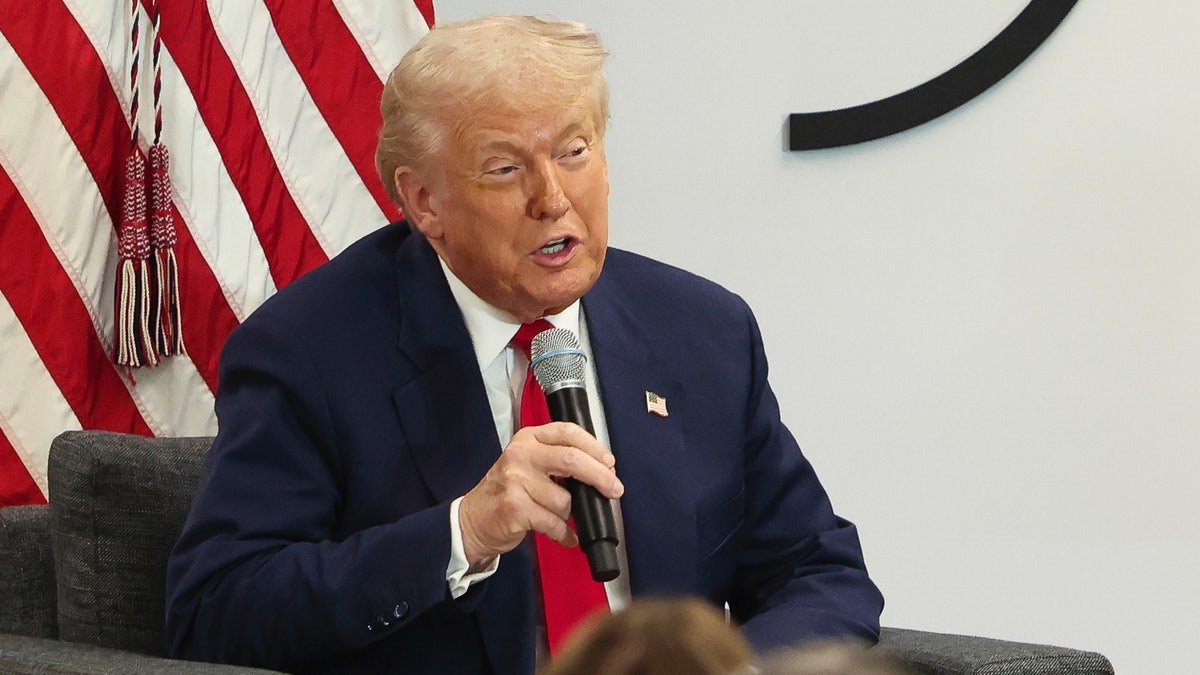 Donald Trump talks to Microfon
