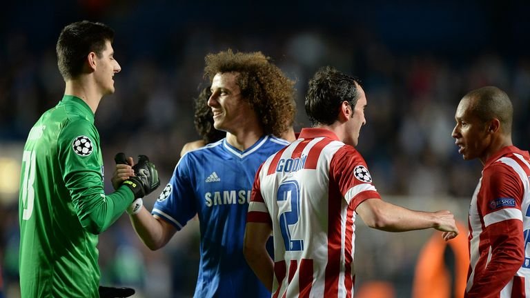 Goalkeeper Theopot Cortois is walking with David Louise from Chelsea after meeting his mother club in the Champions League while his loan in Atletico Madrid