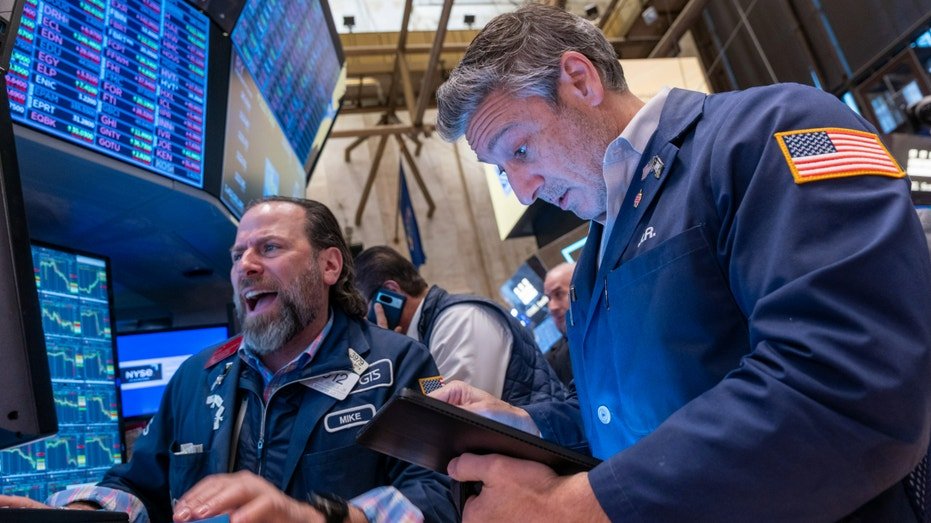 New York, New York - April 04: Merchants work on the Foundation of the New York Stock Exchange (NYSE) on April 04, 2025 in New York City. The shares decreased sharply again on Friday, as the world continues to respond to the new definitions of US President Donald Trump to the main American commercial partners. (Photo by Spencer Platt/Getty Emociz)