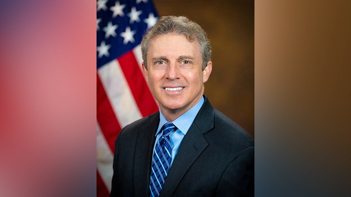 Special Adviser to the American Office of the Special Adviser Hampton delinger poses a picture in the form of an unknown bulletin