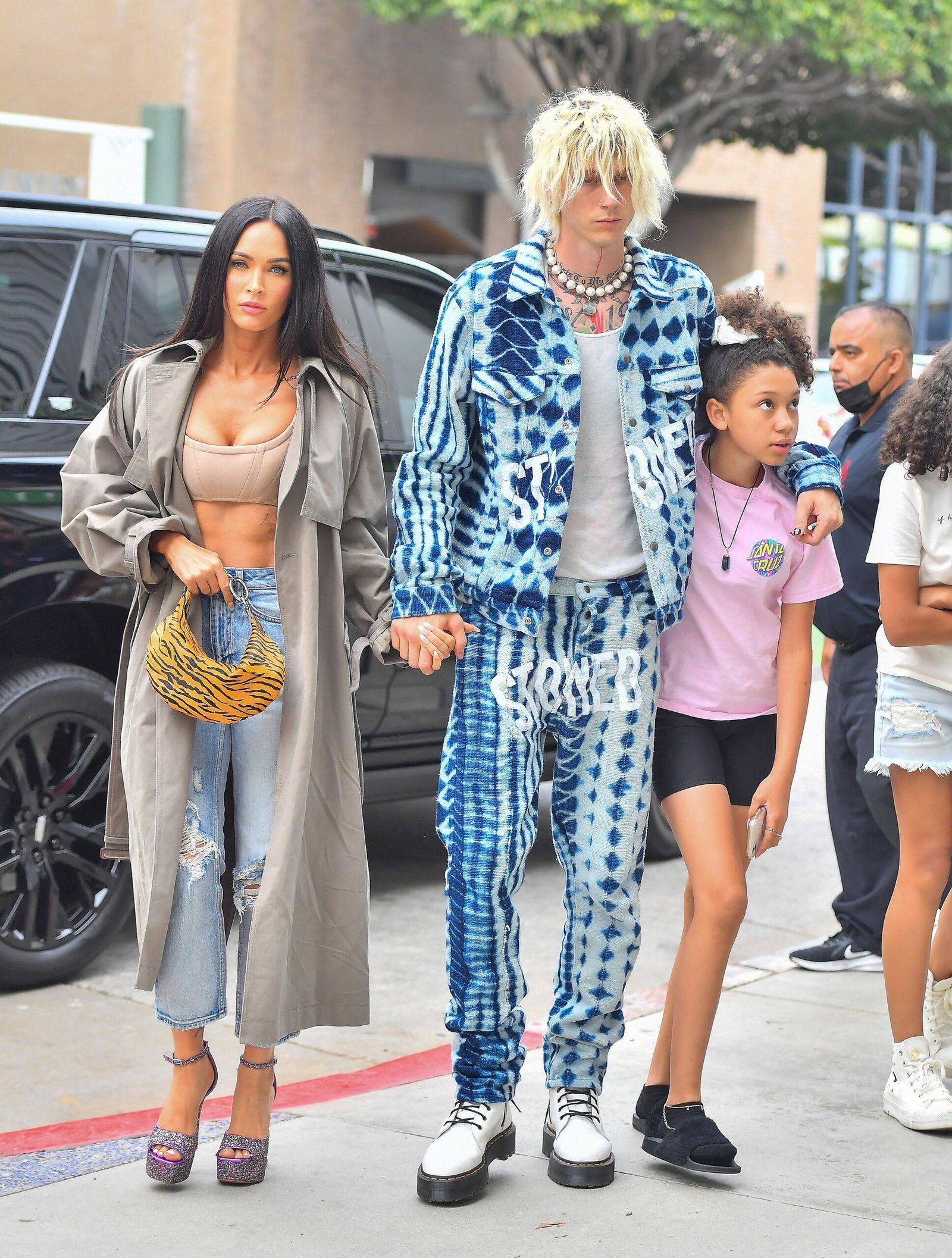 Kelly and Megan Fox machine gun go out for dinner with his daughter in Santa Monica