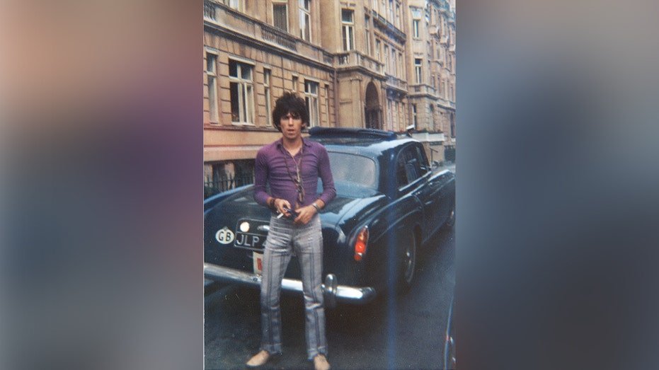 Keith Richards is at a purple summit that smokes outside the house of Mick Jagger.
