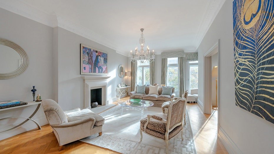 The living room features a fireplace of wood and a door that leads to a small balcony.
