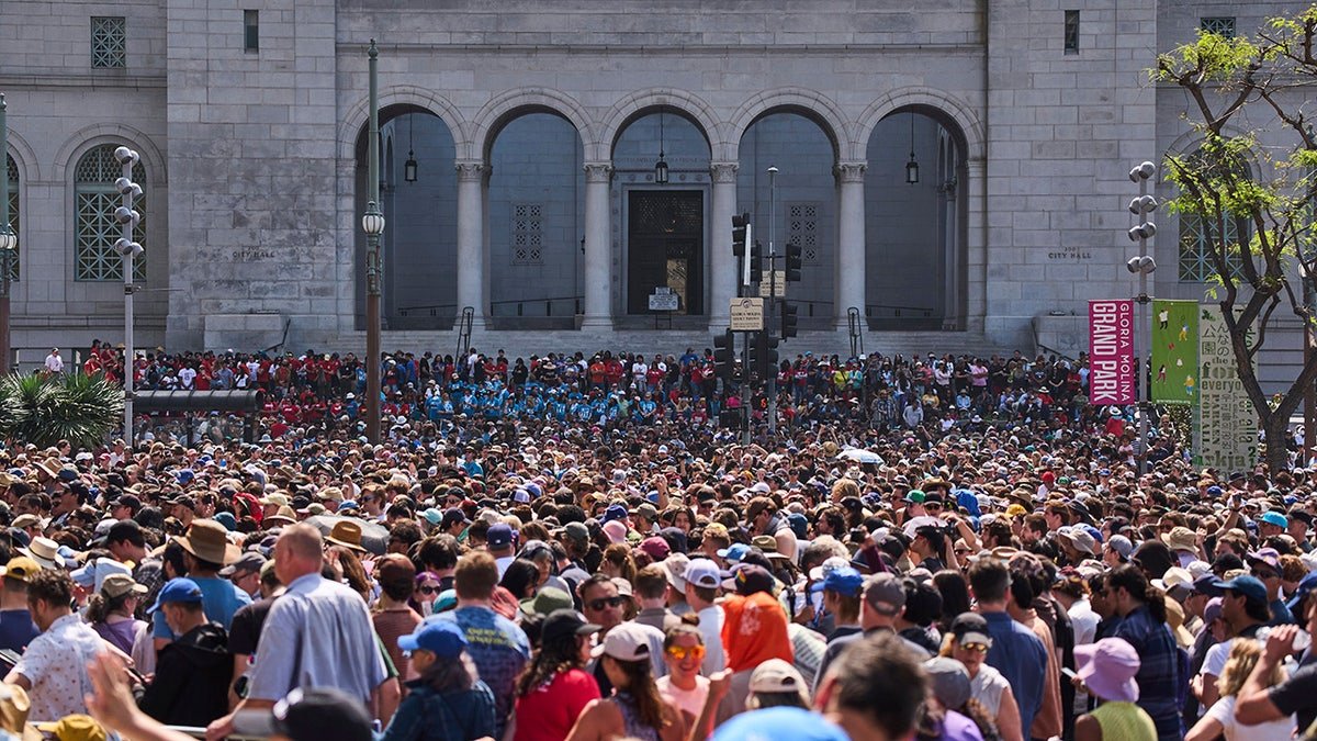 Los Angeles crowd in the Bernie Rally