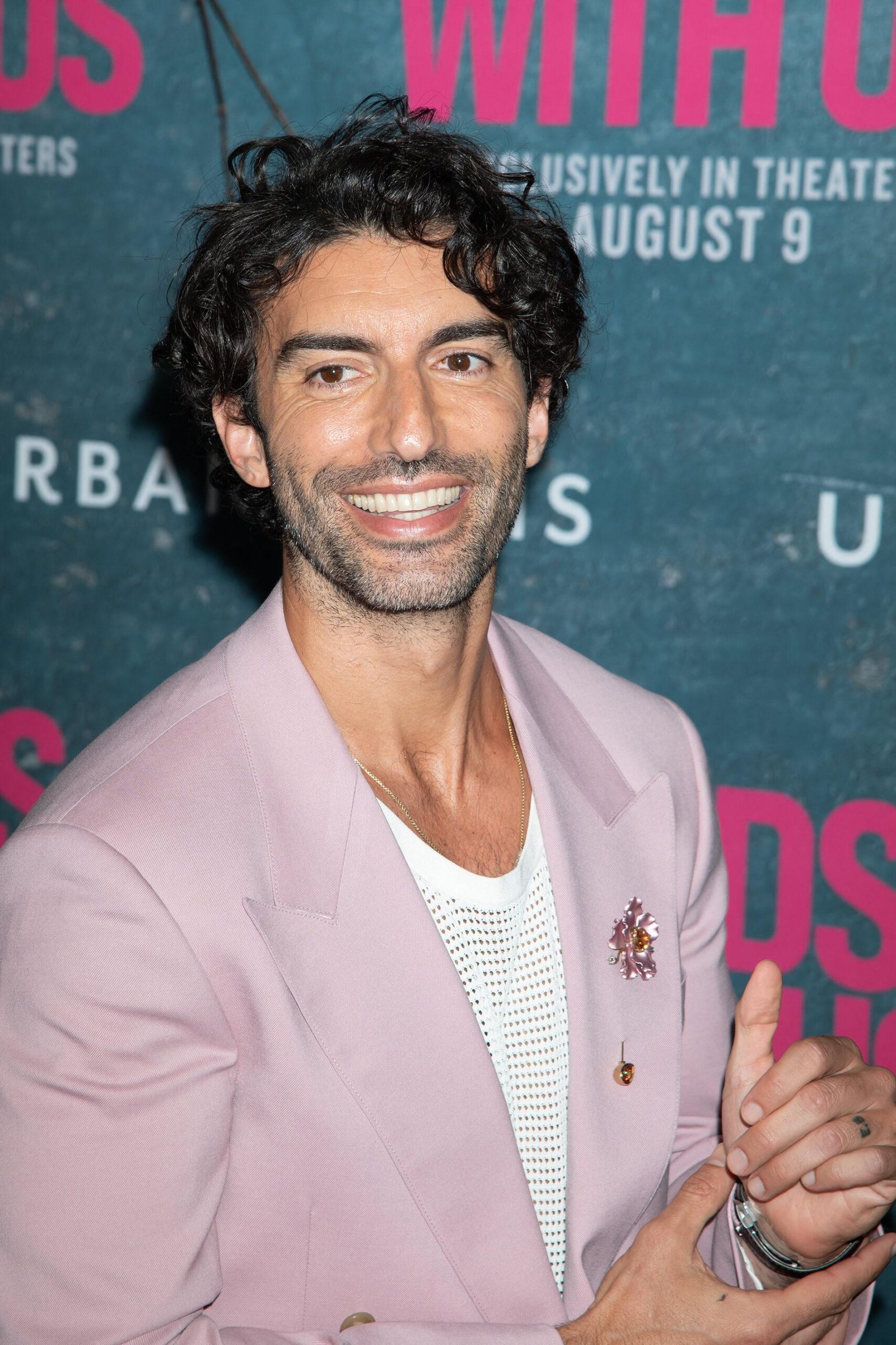 Justin Baldoni and rumors about the troubles between Justin Baldoni and Blake Livle because he does not put it with Blake in "Ends with usorire"