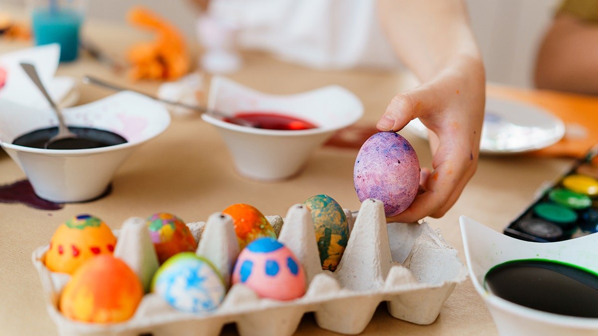 The hands of children die Easter eggs
