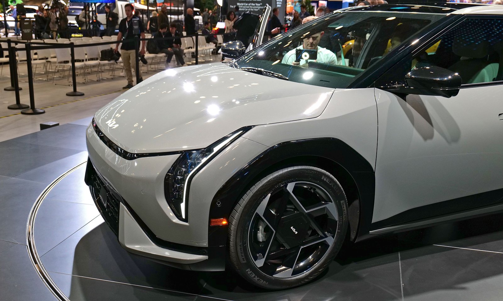 The front part of the EV4 has a very unconventional design with some family similarity with other EVS KIA.