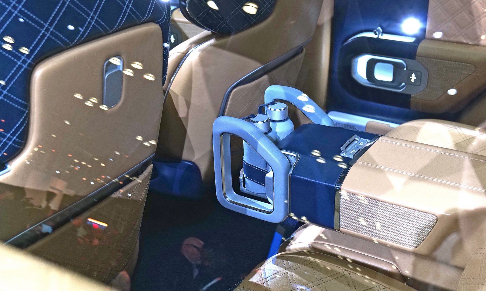 It seems that the storage for the water bottles of water appears to be a signal towards the role of the X Gran Ciarator as a luxury car or a camping vehicle.