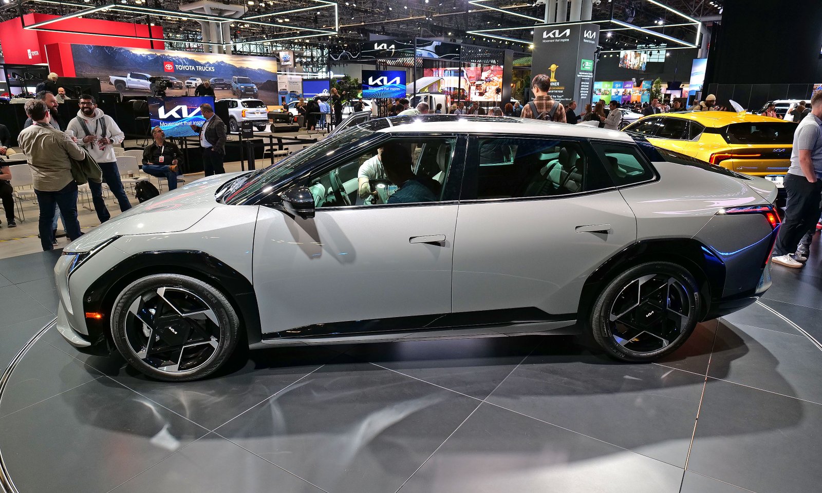 With the expected starting price ranging between $ 35,000 and 40,000 dollars, EV4 should be one of the new EVS at reasonable prices for 2026.