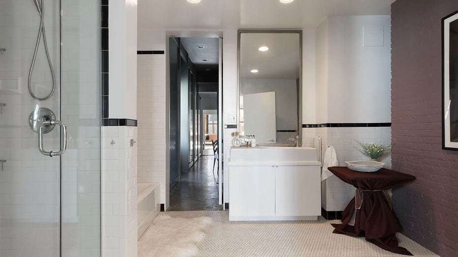 The inner bathroom features a warm shower and a bathtub.