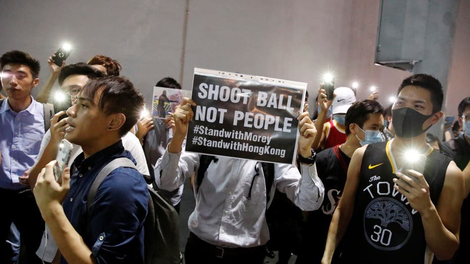 The demonstrators meet to support the Director General of Houston Ructas in the American Professional League, Daryl Moussa, who sent tweets supporting the pro -<a href=