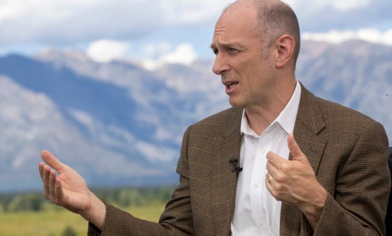 1745180700 Chicago Fed President Austan Goolsbee says a move by Trump.jpg