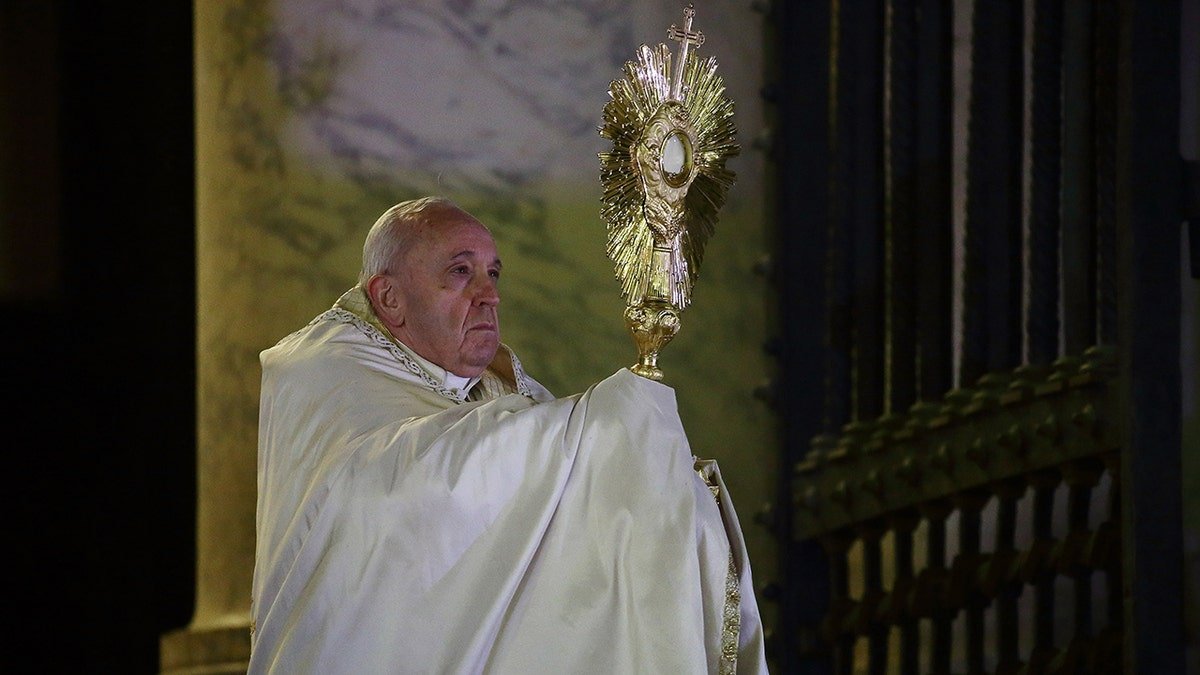 Pope Francis gives a special blessing in Europe or Europe during the moment of prayer on Sagu from Saint Bazilica Peter to summon the end of the Corona virus. Vatican City (Vatikano), March 27, 2020