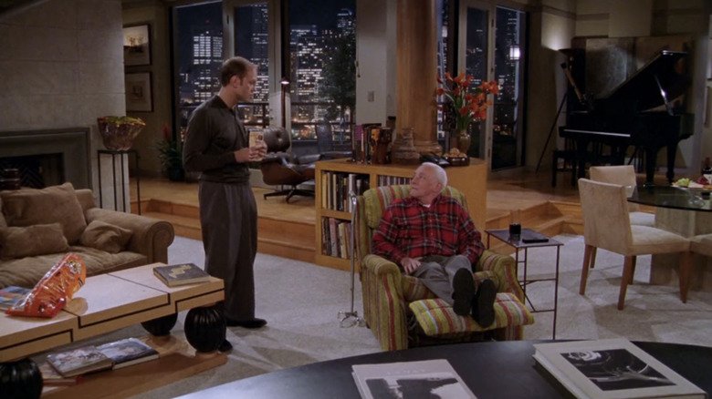 David Hyde Pierce while Niles Crane talks to his father, John Mahouni in the role of Martin, in the living room Fraser in Fraser