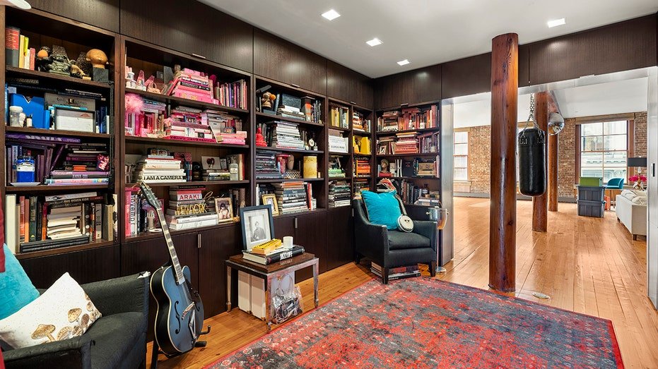 The house also features a built -in black shell library.
