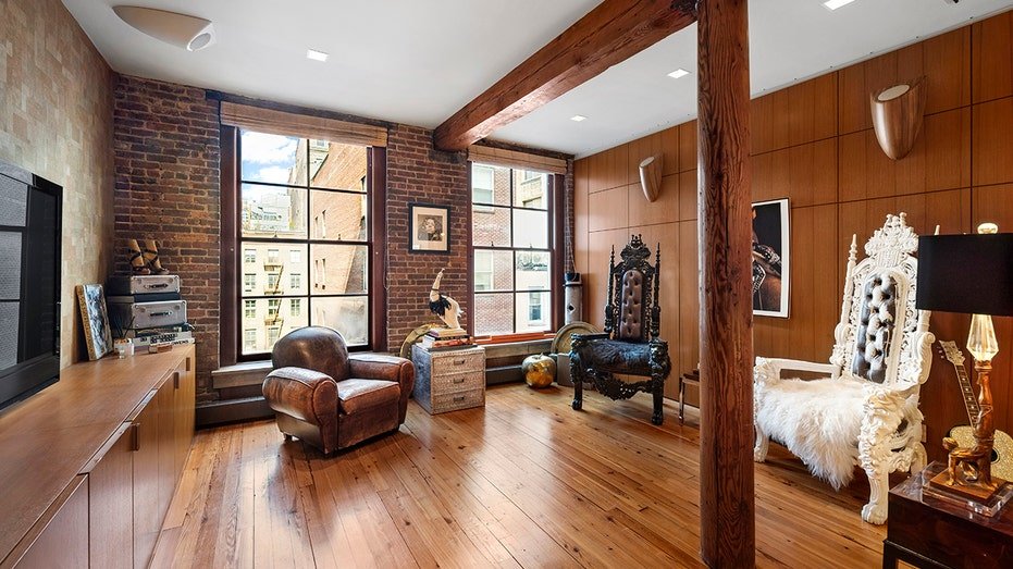 One of the bedrooms is used as a minimum and has thrones.