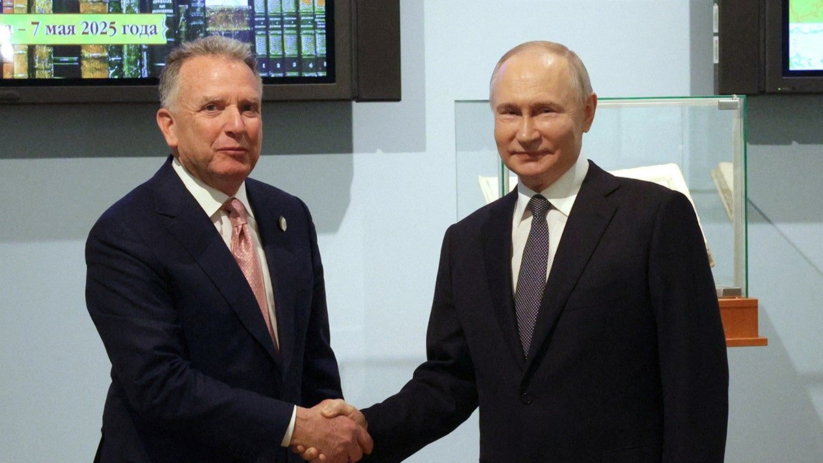 Steve Whitchov meets with Vladimir Putin in St. Petersburg