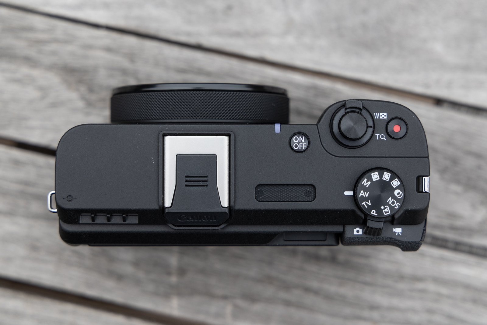 Canon's PowerShot V1 is a multi -use hybrid camera with a video quality and excellent image quality thanks to the unusual large sensor. 