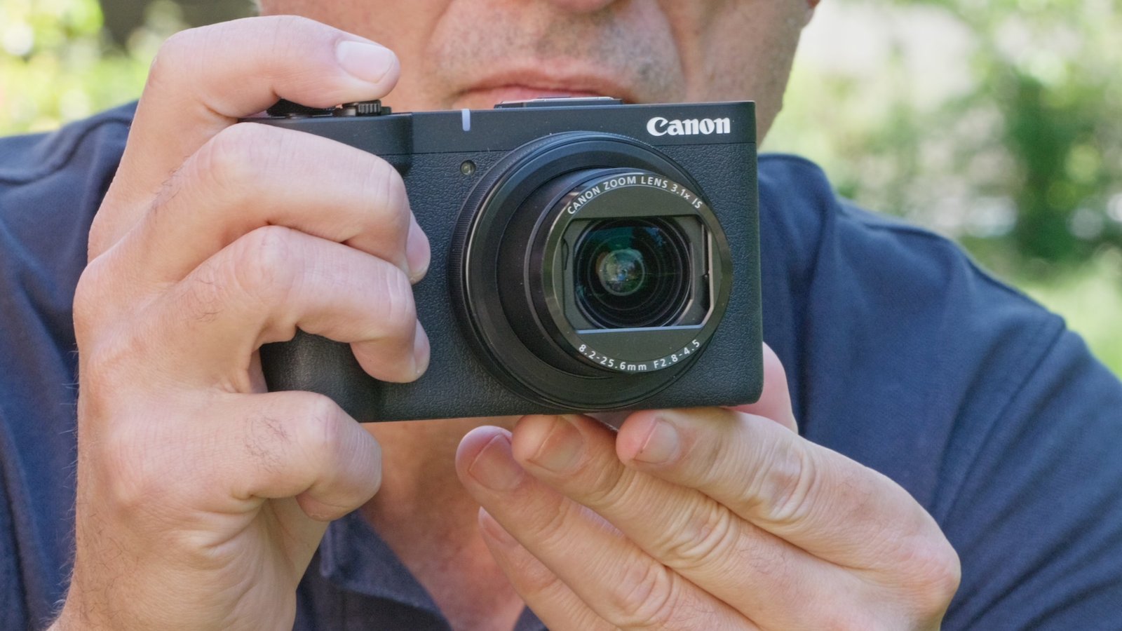 Canon's PowerShot V1 is a multi -use hybrid camera with a video quality and excellent image quality thanks to the unusual large sensor. 